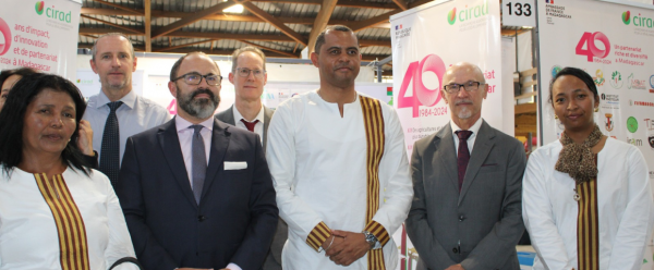 Le Ministre de l'agriculture avec le Directeur de l'AFD, l'Ambassadeur de France, le conseiller en agriculture au niveau de l'ambassade, le Directeur régional du Cirad et la Directrice générale du Fofifa à la FIA © M. Rananja, Cirad